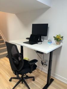Private Basement Suite, Fully Equipped & Parking