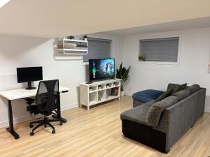 Private Basement Suite, Fully Equipped & Parking