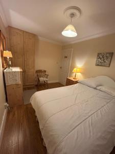 21 Balrath Wood - entire 3 bedroom house with drive and garden sleeps 5