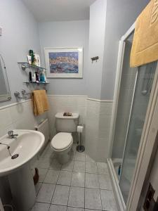 21 Balrath Wood - entire 3 bedroom house with drive and garden sleeps 5