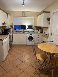 21 Balrath Wood - entire 3 bedroom house with drive and garden sleeps 5