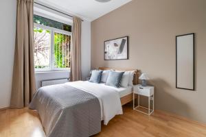 Blueground Vinohrady pool nr Riegrovy Sady PRG-85