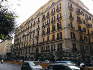 Bovio Flats hotel, 
Naples, Italy.
The photo picture quality can be
variable. We apologize if the
quality is of an unacceptable
level.