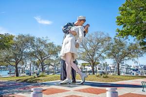 Fun pool home, 2 miles to Siesta