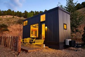 Bougie TinyHome w View & Hot Tub near Hot Springs