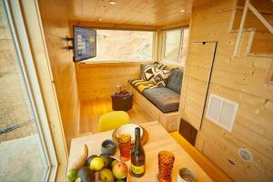 Bougie TinyHome w View & Hot Tub near Hot Springs