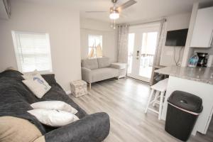 Charming Updated Ocean Lakes Cottage Minutes from the Beach-Sea Glass Getaway