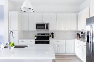 Landing Spectacular 1BD Pool Gym