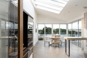 Spacious House nr Castle Beach Parking & Sauna