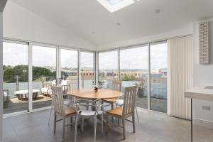 Spacious House nr Castle Beach Parking & Sauna