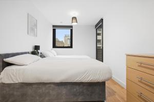 Two Bedroom apartment by Brookland Stays Serviced Accommodation & Short Lets in London with Free WiFi