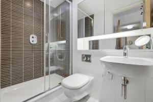 Two Bedroom apartment by Brookland Stays Serviced Accommodation & Short Lets in London with Free WiFi