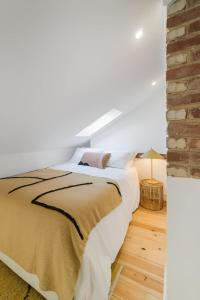 Cozy Lisbon Retreat by the City Center with Balcony