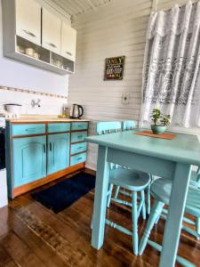 Chalé de 2 dormitórios com piscina e churrasqueira