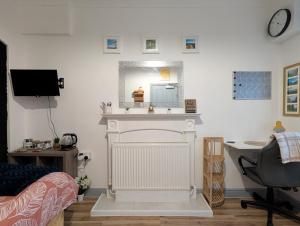 R2 - City & Beach Access, WIFI, Free Parking, Bus Stop 50ft From House - Self Catering