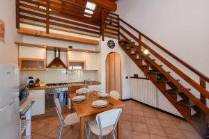 Loft Soppalcato con Patio, Piscina e Parcheggio