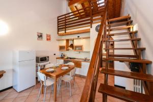 Loft Soppalcato con Patio, Piscina e Parcheggio
