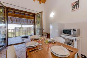 Loft Soppalcato con Patio, Piscina e Parcheggio