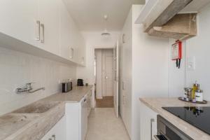 Elegant Lisbon 2BR Apartment with Balcony