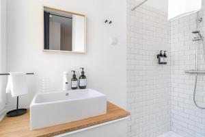 Charming Lisbon 2BR Apartment with Balcony