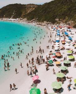 pé na areia lagoa e praia Arraial do Cabo