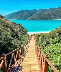 pé na areia lagoa e praia Arraial do Cabo