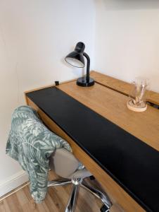 R1 - Bright Quiet Double - City & Beach Access, WIFI, Free Parking, Bus Stop 50ft From House - Self Catering