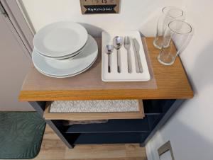 R1 - Bright Quiet Double - City & Beach Access, WIFI, Free Parking - Self Catering