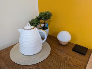 R1 - Bright Quiet Double - City & Beach Access, WIFI, Free Parking - Self Catering