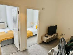 The Oakley House - 2 Bedroom Entire Apartment