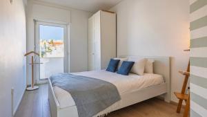 Tagus Bridge View 2BDR Apartment by LovelyStay