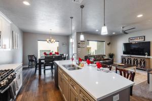 Zion Village Resort 415 Private Hot Tub, Ping Pong Table, and Community Pool access