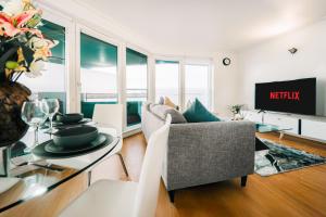 LUX 2BDR Apartment in Canary Wharf with Balcony Overlooking The River Thames
