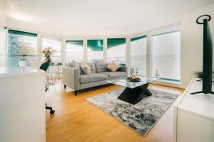 LUX 2BDR Apartment in Canary Wharf with Balcony Overlooking The River Thames