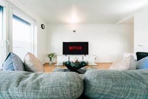 LUX 2BDR Apartment in Canary Wharf with Balcony Overlooking The River Thames