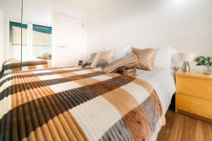 LUX 2BDR Apartment in Canary Wharf with Balcony Overlooking The River Thames