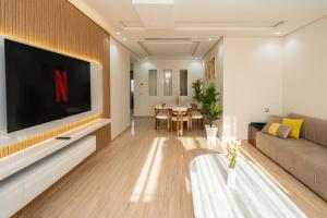 Zeer mooi afgewerkt appartement nabij het stadion met 3 moderne slaapkamers, privé parking en 3 zwembaden