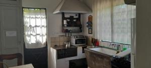 Casa de Huéspedes Muñiz sobre parque de 1000m2, 1 dormitorio, 20m2 cubiertos, baño con ducha, pileta cilíndrica de 3x076