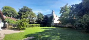 Casa de Huéspedes Muñiz sobre parque de 1000m2, 1 dormitorio, 20m2 cubiertos, baño con ducha, pileta cilíndrica de 3x076