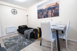 Cosy 2 BR Apt, DLR, London City Airport & ExCeL