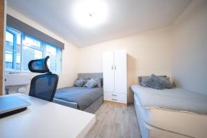 Cosy 2 BR Apt, DLR, London City Airport & ExCeL