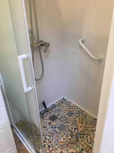 Chambre dhôtes-studette Biarritz Milady, calme, patio, vue sur jardin et montagne du patio, parkin privé, tout confort