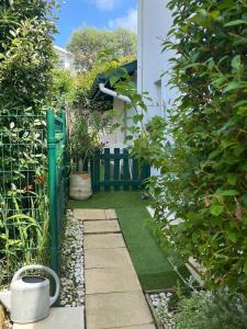 Chambre dhôtes-studette Biarritz Milady, calme, patio, vue sur jardin et montagne du patio, parkin privé, tout confort