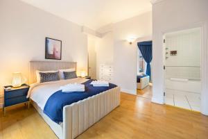 Private Oxford Street Luxe Apartment