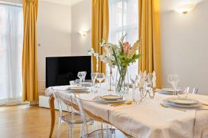 Private Oxford Street Luxe Apartment