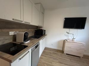 Studio avec canapé lit 2 places dans pièce de vie et lit une place dans coin nuit