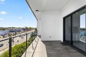 2BR Modern Apartment with Balcony Great Location