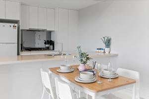 2BR Modern Apartment with Balcony Great Location