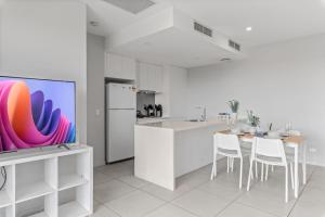 2BR Modern Apartment with Balcony Great Location