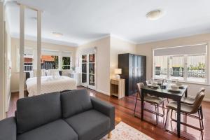 Warm and Cozy Retreat near shops and transport